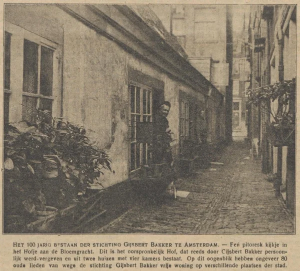 Afbeelding uit: november 1919. Het hofje aan de Bloemgracht. Krantenfoto uit het Geïllustreerd zondagsblad voor katholieken. Het is onbekend of de oorspronkelijke foto ook in 1919 gemaakt is.