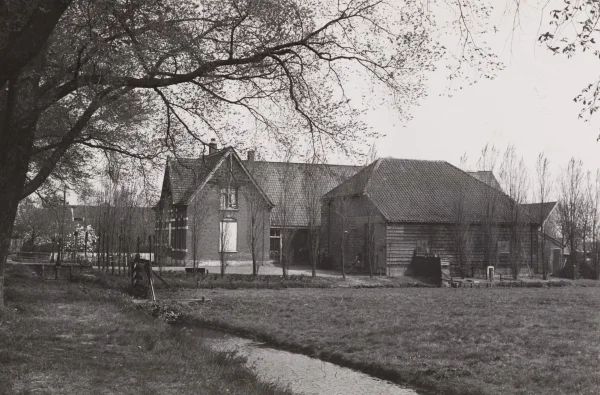 Afbeelding uit: mei 1954. De boerderij nog met hooihuis.
Bron afbeelding: SAA, bestand 010118000468.