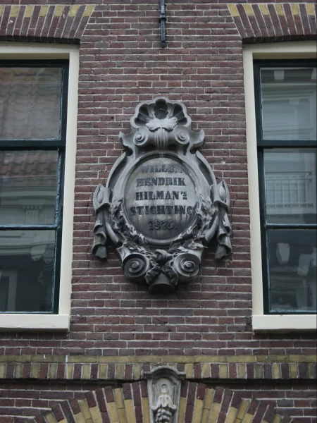 Afbeelding uit: december 2023. Boven de hoofdingang: "Willem Hendrik Hilman's Stichting 1875."