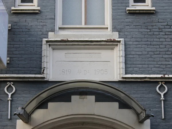 Afbeelding uit: december 2023. Boven de deur staat nog "1819 Aᵒ.Dᶦ 1905", de oprichtingsjaren van de stichting en van dit gebouw.