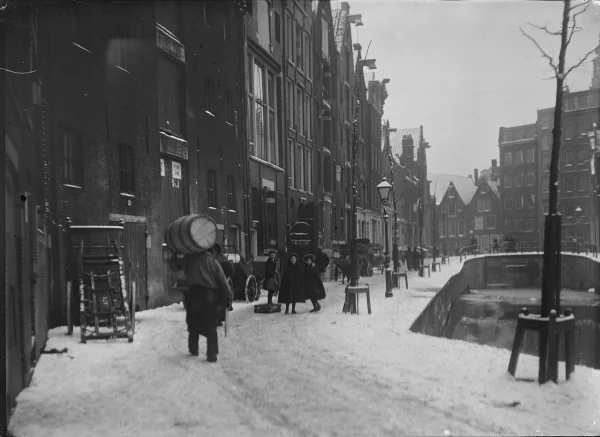 Afbeelding uit: maart 1909. Links het pakhuis dat hier eerder stond. Volgens het plakkaat op de deur was het te huur.
Bron afbeelding: SAA, bestand 010186002236.