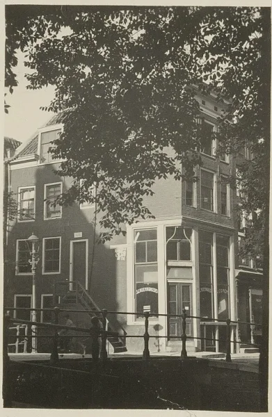 Afbeelding uit: 1932. Architect Brouwer maakte zelf deze foto van de voorganger van het pand.
Bron afbeelding: SAA, bestand ANWS00063000008.