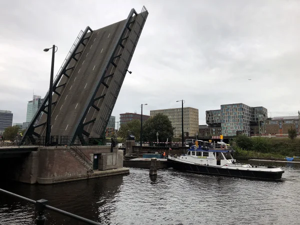 Afbeelding uit: september 2018. De brug in geopende staat.