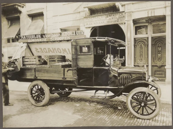 Afbeelding uit: circa 1925. Voor de poort van nummer 4 staat een Ford-vrachtwagen van de firma Kaak.
Bron afbeelding: SAA, bestand ANWX00473000010.