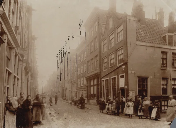Afbeelding uit: circa 1895. De met strepen gemarkeerde huizen werden afgebroken voor de nieuwbouw. Rechts is de Derde Goudsbloemdwarsstraat.
Bron afbeelding: SAA, bestand 0814FO000016.