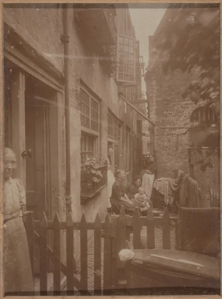 Afbeelding uit: circa 1890. De Suikerbakkersgang, een van de sloppen die gesloopt werd voor het Jordaancomplex. Foto uit het archief van de Bouwonderneming.
