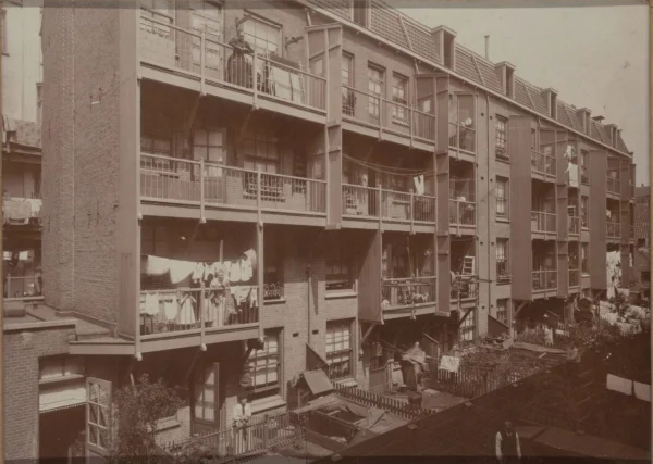 Afbeelding uit: circa 1896. Achterzijde. Foto uit het archief van de Bouwonderneming.