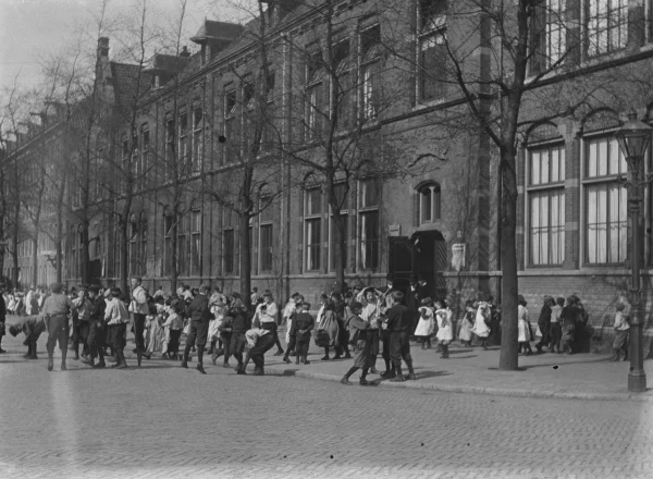 Afbeelding uit: april 1904. Van Swindenstraat, speelkwartier. De kozijnen van de begane grond werden in de jaren 1950 een stuk verlaagd.