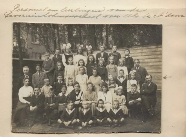 Afbeelding uit: circa 1920. "Personeel en leerlingen van de Savornin Lohmanschool voor Ulo te A'dam" 
Bij het pijltje: Willem Nugteren, onderwijzer aan deze school van 1918 tot 1922. (foto uit privé-archief van een kleindochter)