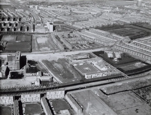 Afbeelding uit: maart 1968. De school staat iets rechts van het midden. De Ringweg A10 (Einsteinweg) was nog in aanleg.
Bron afbeelding: SAA, bestand 010009015574.