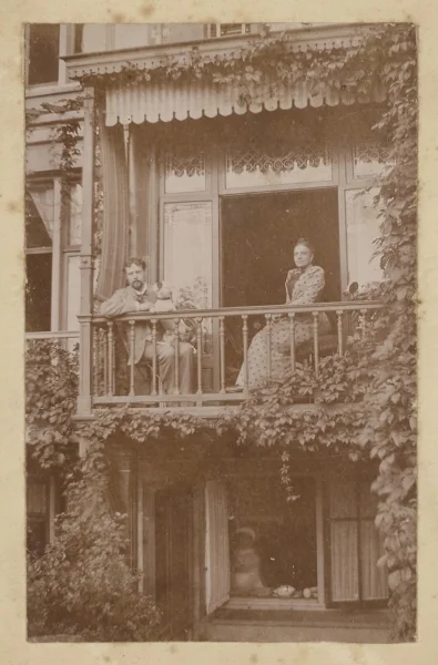 Afbeelding uit: 1890. Architect Salm en zijn echtgenote P.B. Doyer op het balkon.