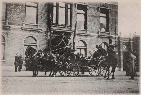 Afbeelding uit: april 1900. De fabriek kreeg in april 1900 bezoek van koningin Wilhelmina en koningin-moeder Emma. Prentbriefkaart, uitgave van N.J. Boon.
Bron afbeelding: SAA, bestand PRKBB00269000013.