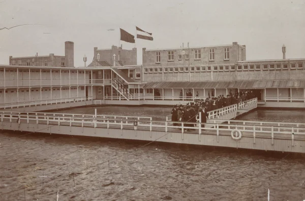Afbeelding uit: mei 1914. Zwembad Obelt bij de opening, mei 1914.
Bron afbeelding: SAA, bestand OSIM00006000342.