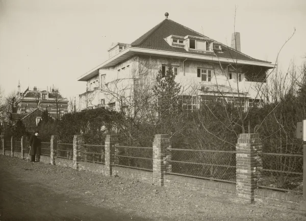 Afbeelding uit: februari 1938. Villa Ibolya aan de Omval, ontworpen in 1924.
Bron afbeelding: SAA, bestand OSIM00004001167.
