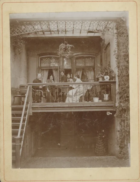 Afbeelding uit: september 1890. Achterzijde. Op de waranda zitten links architect G.B. Salm en zijn vrouw J.M. de Jongh.