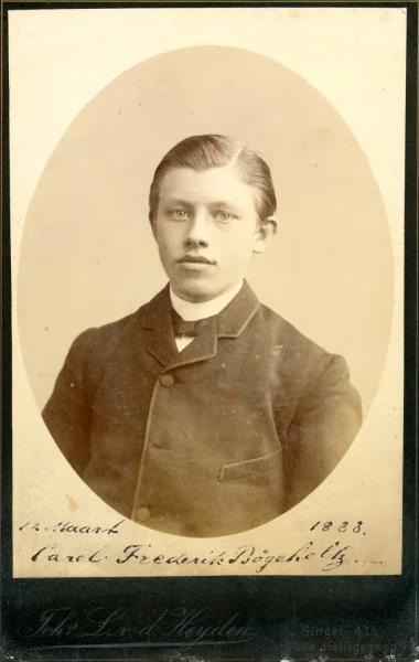 Afbeelding uit: maart 1888. Een nog jonge Bögeholtz, vastgelegd door fotograaf Van der Heijden, Singel 435 (hoek Heiligeweg). Foto uit de collectie van H. Krigee, Zaandam.