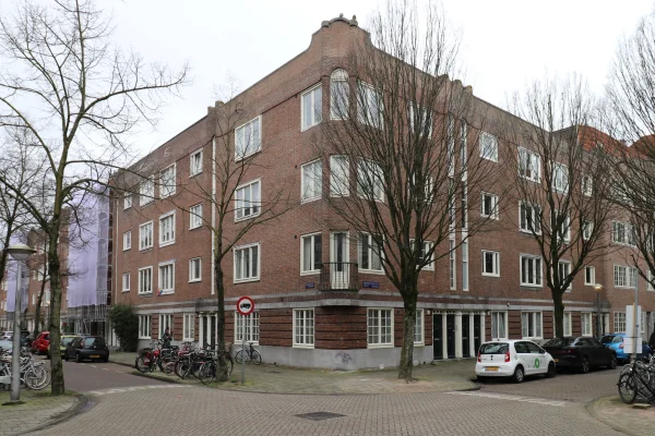 Afbeelding uit: maart 2024. De hoek Waverstraat (links) - Kromme-Mijdrechtstraat.