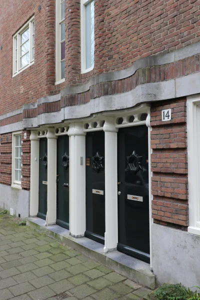 Afbeelding uit: maart 2024. Een portiek aan de Kromme-Mijdrechtstraat.