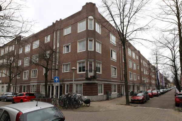 Afbeelding uit: maart 2024. Hoek Vechtstraat (links) - Waverstraat.