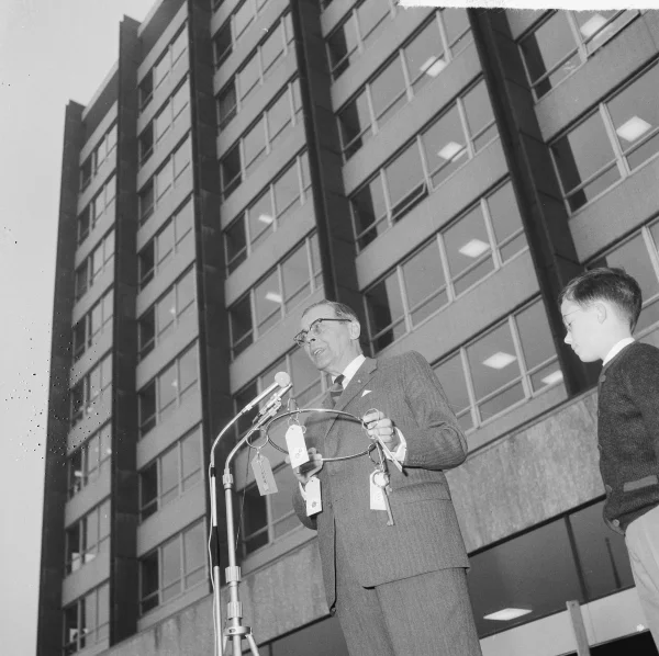 Afbeelding uit: oktober 1964. Burgemeester Van Hall heeft de sleutels van het gebouw ontvangen van Jelle Wijkstra, de zoon van de penningmeester van het NVV.