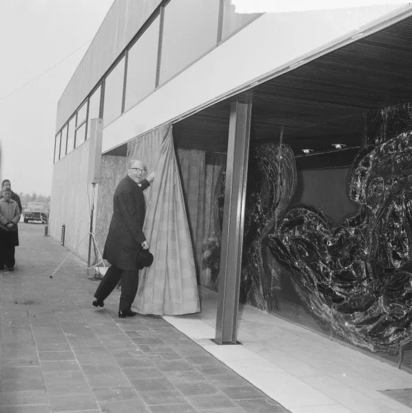 Afbeelding uit: oktober 1964. Onthulling van het glaskunstwerk.