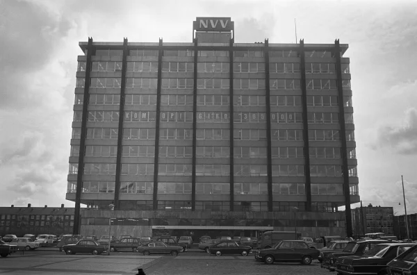 Afbeelding uit: april 1973. Nog als NVV-gebouw. Op de begane grond reisbureau Interland. "Kom Op" was een inzamelingsactie van industriebonden voor stakers die geen aanspraak konden maken op een stakingskas.