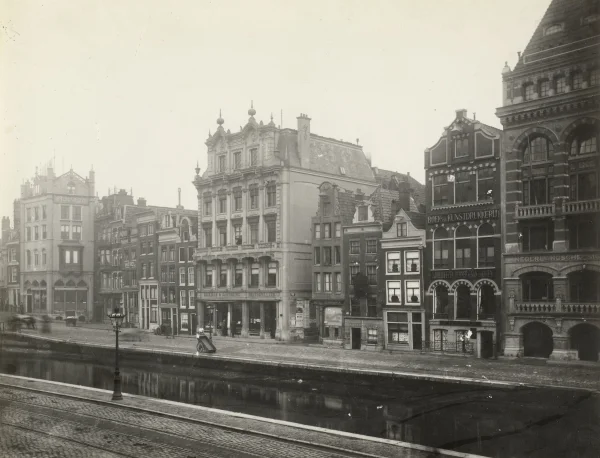 Afbeelding uit: circa 1900. De situatie rond 1900. Dit deel van het Rokin werd in 1933 gedempt. Collectie Rijksmuseum, RP-F-F17851.