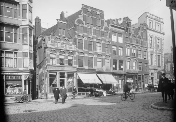 Afbeelding uit: circa 1913. Rokin. De huizen rechts van de steeg werden afgebroken voor het warenhuis.
Bron afbeelding: SAA, bestand B00000031245.
