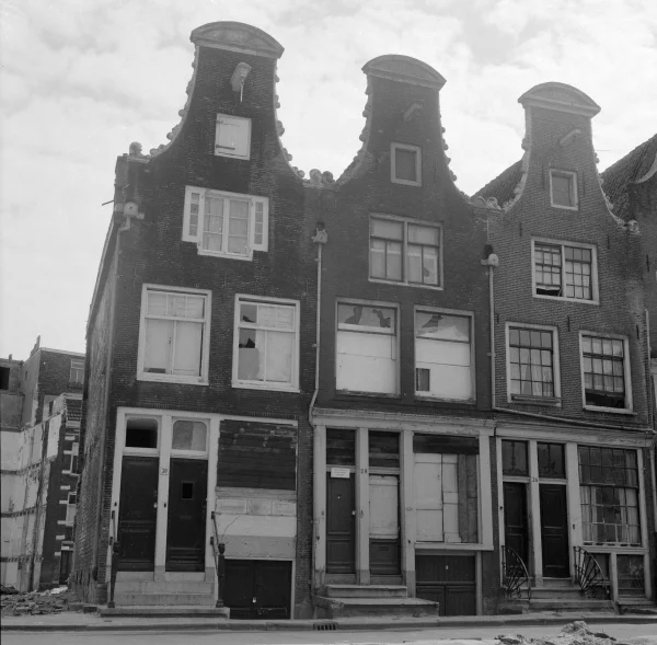 Afbeelding uit: juli 1964. Verwaarloosde huizen, vermoedelijk in de Kleine Kattenburgerstraat. Bordje middelse huis: "Onbewoonbaar verklaarde woning".