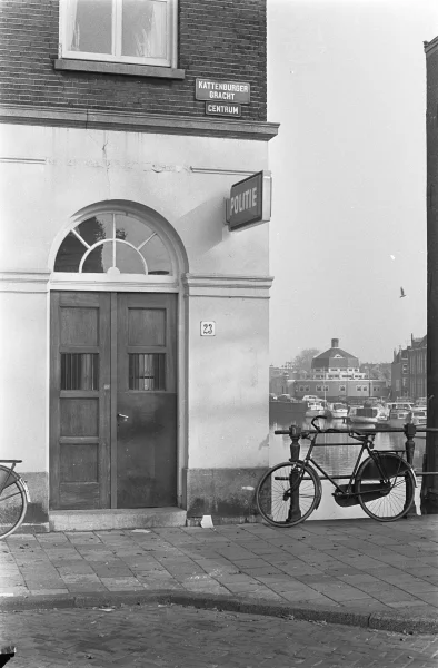 Afbeelding uit: oktober 1968. Nog als politiebureau. Op de achtergrond het badhuis Wittenburg.