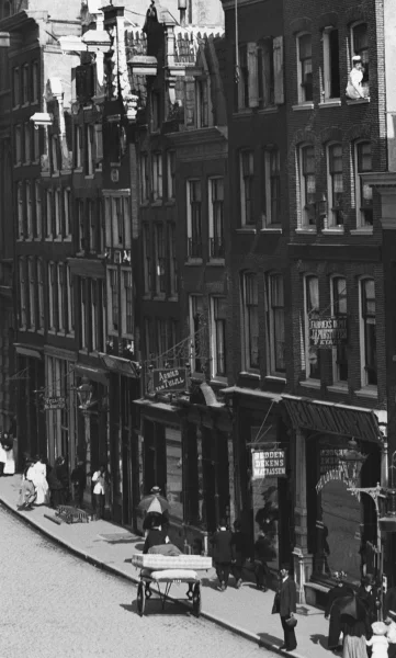 Afbeelding uit: juli 1896. In het midden geeft een uithangbord met "Arnold van Tuijll" de winkel aan. Uitsnede van een foto gemaakt voordat de extra verdieping er kwam.