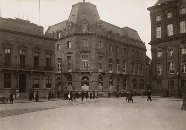 Afbeelding uit: 1914. De oorspronkelijke situatie. Aannemers Reinders & Van 't Ende waren nog bezig. Links zou niet veel later de bouw beginnen van Peek & Cloppenburg.
Bron afbeelding: SAA, bestand OSIM00008003929.