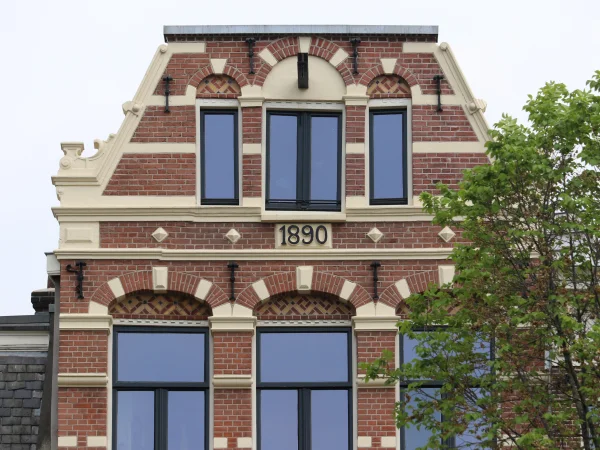Afbeelding uit: mei 2024. Geveltop, met het bouwjaar.