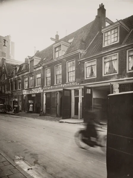 Afbeelding uit: 1936. Enkele van de huizen die er eerder stonden. In het midden een garage van vervoerder Van Gend en Loos; links daarvan garage Econoom en café Kuckertz.
Bron afbeelding: SAA, bestand OSIM00002005296.