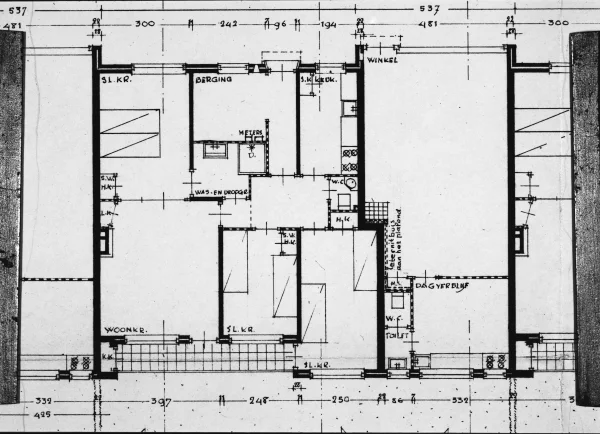 Afbeelding uit: 1954. Plattegronden van een woning (links) en een winkel (rechts).
Bron afbeelding: SAA, bestand 5293FO006289.