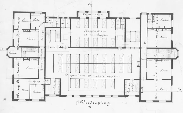 Afbeelding uit: 1896. Plattegrond van de eerste verdieping. Twee slaapzalen voor in totaal 33 manschappen, twee dienstwoningen voor brandmeesters, en een woning voor de sectie-brandmeester.