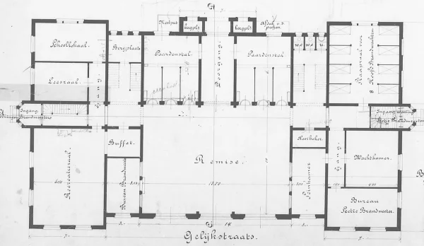 Afbeelding uit: 1896. Plattegrond van de begane grond. In het midden de remise en zes paardenstallen. Rechts o.a. een slaapzaal voor acht hoofdbrandwachten.