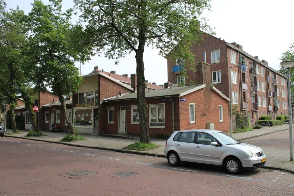 Afbeelding uit: mei 2024. Rechts het Maurits Sabbehof.