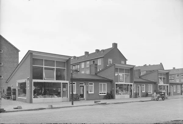 Afbeelding uit: november 1954. Nummers 49-59, met groentewinkel Heijstee, melkwinkel Oliemans, en de winkel in huishoudelijke artikelen van Westdorp.
Bron afbeelding: SAA, bestand 5293FO005553.