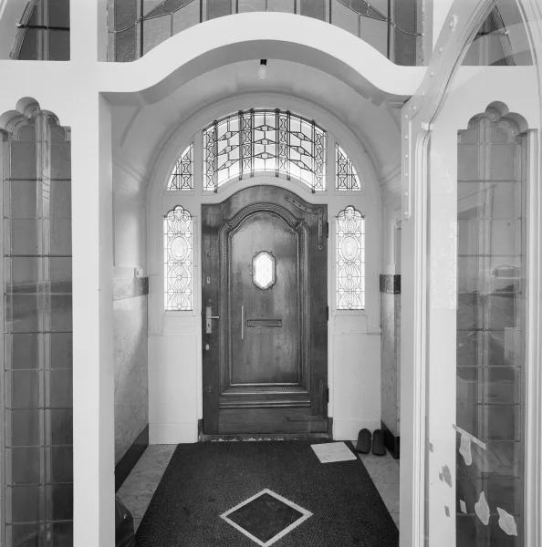 Afbeelding uit: april 2003. Achter de voordeur. Foto collectie Rijksdienst voor het Cultureel Erfgoed, documentnummer 341.381.
