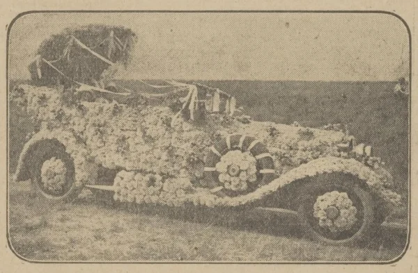Afbeelding uit: augustus 1924. Met deze Rolls-Royce won Sternberg in 1924 het bloemencorso van Scheveningen. De auto was geheel bekleed met lichtroze dahlia's en bestrooid met rozen.