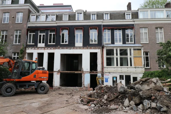 Afbeelding uit: mei 2024. De achterzijde van nummers 7, 9 en 11 (zwart, v.r.n.l.) tijdens een verbouwing.