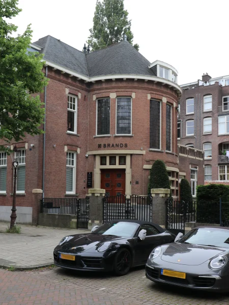Afbeelding uit: juni 2024. De halfronde uitbouw van nummer 29.