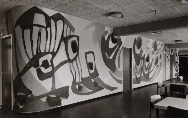 Afbeelding uit: juli 1964. De overblijfruimte. De deuren waren van de personeelsruimtes en de kamer van het hoofd van de school. De muurschildering is gemaakt door Frieda Hunziker (Amsterdam 1908 - 1966).
Bron afbeelding: SAA, bestand 010009009975.