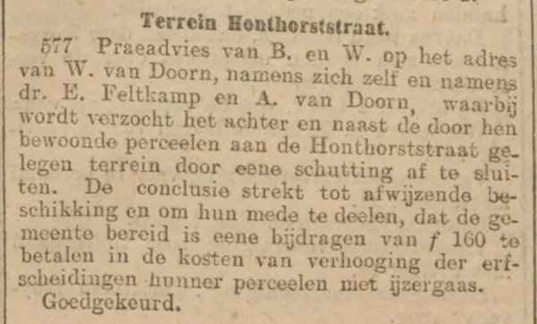Afbeelding uit: juni 1906. De eerste bewoners hadden last van baldadige straatjeugd en vroegen de gemeente om een hek te plaatsen. College en raad vreesden dat dat een precedent zou scheppen maar wilden wel het gaas betalen. Zoals vrijwel alles wat in de gemeenteraad besproken werd haalde het besluit de krant.