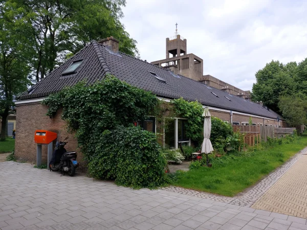 Afbeelding uit: juni 2024. Achterzijde van de bejaardenwoningen.