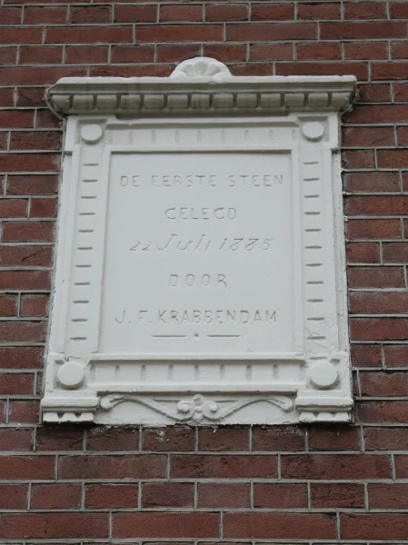 Afbeelding uit: juni 2024. "De eerste steen / gelegd / 22 Juli 1885 / door / J.F. Krabbendam"