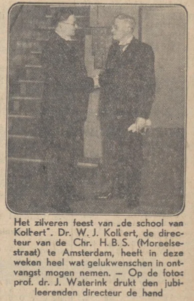 Afbeelding uit: mei 1935. Bij het 25-jarig jubileum van de school werd directeur W.J. Kolkert (rechts) gefeliciteerd door prof. J. Waterink, hoogleraar pedagogiek aan de VU. De foto verscheen in mei 1935 De Standaard.