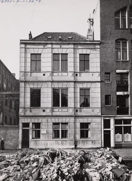 Afbeelding uit: januari 1956. In 1956 was hier gevestigd een school voor Fröbel modevakonderwijs. Op de voorgrond een schuit met oud papier van de handel aan de oneven zijde van de Groenburgwal.
Bron afbeelding: SAA, bestand 010009003451.