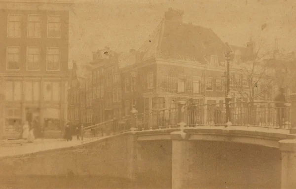 Afbeelding uit: voor 1892. In het midden de voorganger van het huidige hoekpand.
Bron afbeelding: SAA, bestand OSIM00002005233.